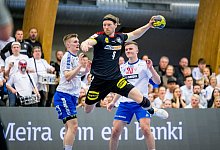 Tobias Reichmann (M) trifft per Sprungwurf. - Sascha Klahn/dpa