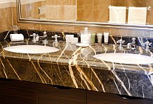 Aus Marmor gefertigter Waschtisch - Daniel Reinhardt/dpa/dpa-tmn