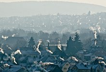 Schornsteine Dampfen - Armin Weigel/dpa/dpa-tmn