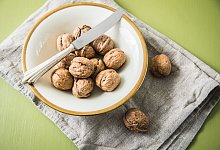 Waln&uuml;sse liegen in einer Sch&uuml;ssel - Christin Klose/dpa-tmn