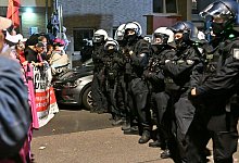 Demonstranten klagen nach Anti-Kriegs-Marsch gegen Polizei - Henning Kaiser/dpa