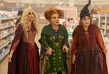 Sarah Jessica Parker (l-r) als Sarah Sanderson, Bette Midler als Winifred Sanderson und Kathy Najimy als Mary Sanderson sind wieder da. - Matt Kennedy/Disney+/dpa