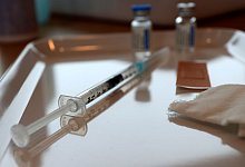 Spritze und Impfstoff - Foto: Karl-Josef Hildenbrand/dpa