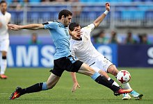 Der argentinische Verteidiger Agustin Rogel (l) im Einsatz. - Lee Jin-Man/AP/dpa