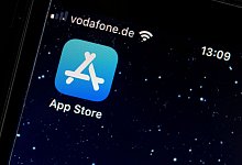 Das Logo des App Stores ist auf einem Bildschirm zu sehen. - Fabian Sommer/dpa