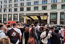 Hunderte Fans belagern das Hotel, in dem Pop-S&auml;ngerin Lady Gaga w&auml;hrend ihrer Tour &uuml;bernachtet. - Sophie Br&ouml;ssler/dpa