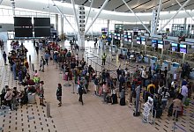 Reisende am Flughafen Kapstadt - Foto: Kristin Palitza/dpa