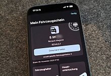 Hinzufügen des Fahrzeugscheins in die i-Kfz-App - Till Simon Nagel/dpa-tmn