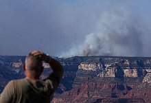 Rauchwolken über dem Grand Canyon: Feuer weitet sich aus - Jon Gambrell/AP/dpa