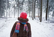 Spazierg&auml;ngerin ist im Taunus unterwegs - Frank Rumpenhorst/dpa/dpa-tmn