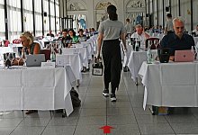 Spitzenweine werden gepr&uuml;ft - Foto: Peter Zschunke/dpa