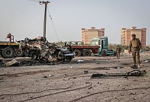 Ein Angeh&ouml;riger der jemenitischen Sicherheitskr&auml;fte inspiziert ein zerst&ouml;rtes Fahrzeug nach einem Autobombenanschlag. - Wail Shaif/dpa