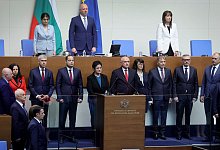 Rossen Scheljaskow (oben Mitte) war früher Parlamentspräsident. - Valentina Petrova/AP/dpa