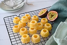 Mini-Guglhupf mit Passionsfrucht und Buttermilch - Julia Uehren/loeffelgenuss.de/dpa-tmn