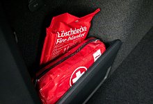 Löschdecke und Erste Hilfe-Set im Auto - Christin Klose/dpa-tmn