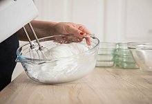 Ei wird in einer Sch&uuml;ssel aufgeschlagen - Christin Klose/dpa-tmn