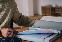 Mann mit Aktenordner - Zacharie Scheurer/dpa-tmn