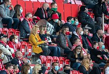 Fans - Foto: Andreas Gora/dpa-Pool/dpa