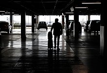 Mann mit Koffer geht an Autovermietungsdepot auf Mallorca vorbei - Clara Margais/dpa/dpa-tmn