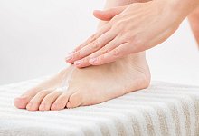 &laquo;&Ouml;ko-Test&raquo;: Gute Fu&szlig;balsame kommen ohne Paraffine aus - Christin Klose/dpa-tmn