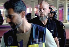 Felix Hutt (m.) deckt Kriminalit&auml;t auf Mallorca auf. - ---/RTL/dpa