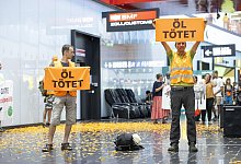 Eine Störaktion der Letzte Generation am Flughafen in Wien - Tobias Steinmaurer/APA/dpa