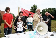 Sagen der Mehrheit im Rat den Kampf an: Mitglieder der Bürgerinitiative "Gegen die C-Trasse der B 239n". Am Mikrofon Pressesprecher Horst Kruse, rechts neben ihm Reinhard Güths, links Petra Costa und Ellen Stock mit interessierten Kindern.  - Foto: Becker