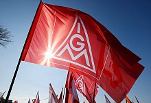 IG Metall-Flaggen - Thomas Banneyer/dpa
