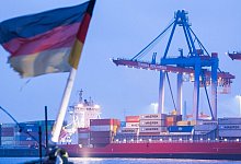 Containerschiffe im Hamburger Hafen - Daniel Bockwoldt/dpa