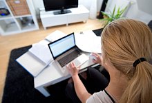 Mobile Computerarbeit - Foto: Daniel Naupold/dpa