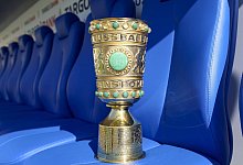 Der DFB-Pokal steht auf einem Sitz der Ersatzbank, DFB-Pokal - First Round, FC Carl Zeiss Jena vs Bayer 04 Leverkusen, a - IMAGO/DeFodi