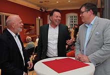 Frank Hilker (Mitte) im Gespräch mit dem SPD-Stadtverbandschef Andreas Schmidt (rechts) und dem Fraktionsvorsitzenden Rainer Friedrich. - Jana Beckmann