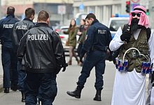 Kölner Polizei gegen «gewaltverherrlichenden Kostüme» - picture alliance / Julian Stratenschulte/dpa