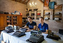 Zwei junge Männer sind Schreibmaschinen-Fans - Harald Tittel/dpa
