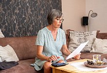 Eine Frau untersucht Unterlagen - Benjamin Nolte/dpa-tmn