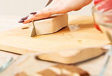 R&auml;uchertofu kann Speck ersetzen - Foto: Christin Klose/dpa-tmn