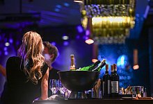 Champagner- und Weinflaschen in einer Bar - Jens Kalaene/dpa/dpa-tmn