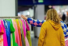 Frauen sehen sich neue Kollektionen verschiedener Designer an - Zacharie Scheurer/dpa-tmn