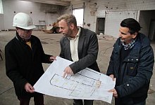 Geschichte wiederholt sich: Architekt Paul-August Stüker und die beiden „Buena Vista"-Geschäftsführer Thomas Kruse und Kay Hartmann (von links) bei einer Baubesprechung vor dem ersten Umbau im alten Schlachthof. Nun rücken dort ein zweites Mal die Handwerker an, um die Muckibude zu vergrößern. - Till Brand