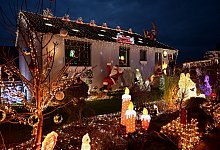 Weihnachtshaus in Ahnatal - Uwe Zucchi/dpa