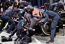 Red Bull-Mechaniker arbeiten am Auto von Max Verstappen vom Team Oracle Red Bull. - Christian Bruna/POOL EPA/AP/dpa