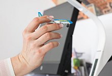 Hand mit Modellflugzeug - Christin Klose/dpa-tmn