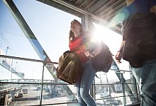Ein Paar beim Boarding am Flughafen - Christin Klose/dpa-tmn