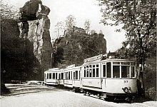 Ein ganz besonderer Anblick: Diese historische Aufnahme zeigt die Stra&szlig;enbahn an den Externsteinen auf dem Weg nach Detmold. - Sammlung: Herbert Penke