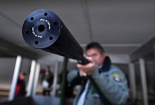 Ralf Brümmel, Fachbereichsleiter Forstbetrieb der Thüringen Forst, hält bei einer Demonstration eine Jagdwaffe mit Schalldämpfer in den Händen. - Martin Schutt/dpa-Zentralbild/dpa