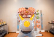 Sportler trainiert im Fitnessstudio mit Gewichten - Klaus-Dietmar Gabbert/dpa-tmn