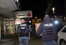 Polizei durchsucht Sparkasse nach Millionen-Coup - Markus Gayk/dpa