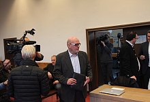 Der Angeklagte mit seinen beiden Verteidigern - Archivfoto: Bernhard Preu&szlig;