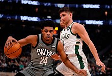 Der Basketballprofi Cam Thomas von den Brooklyn Nets in Aktion mit Grayson Allen von den Milwaukee Bucks. - Morry Gash/AP/dpa