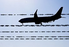 Symbolbild Abschiebung - Julian Stratenschulte/dpa